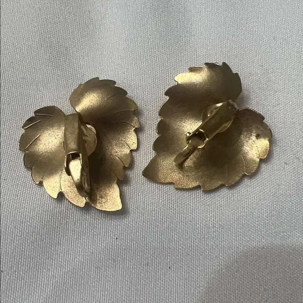 Vintage Park Lane gold tone leaf shape clip on earrings EVC